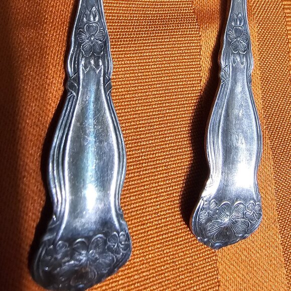 WM Rogers & Sons-Floral Pattern Teaspoons - Picture 3 of 5